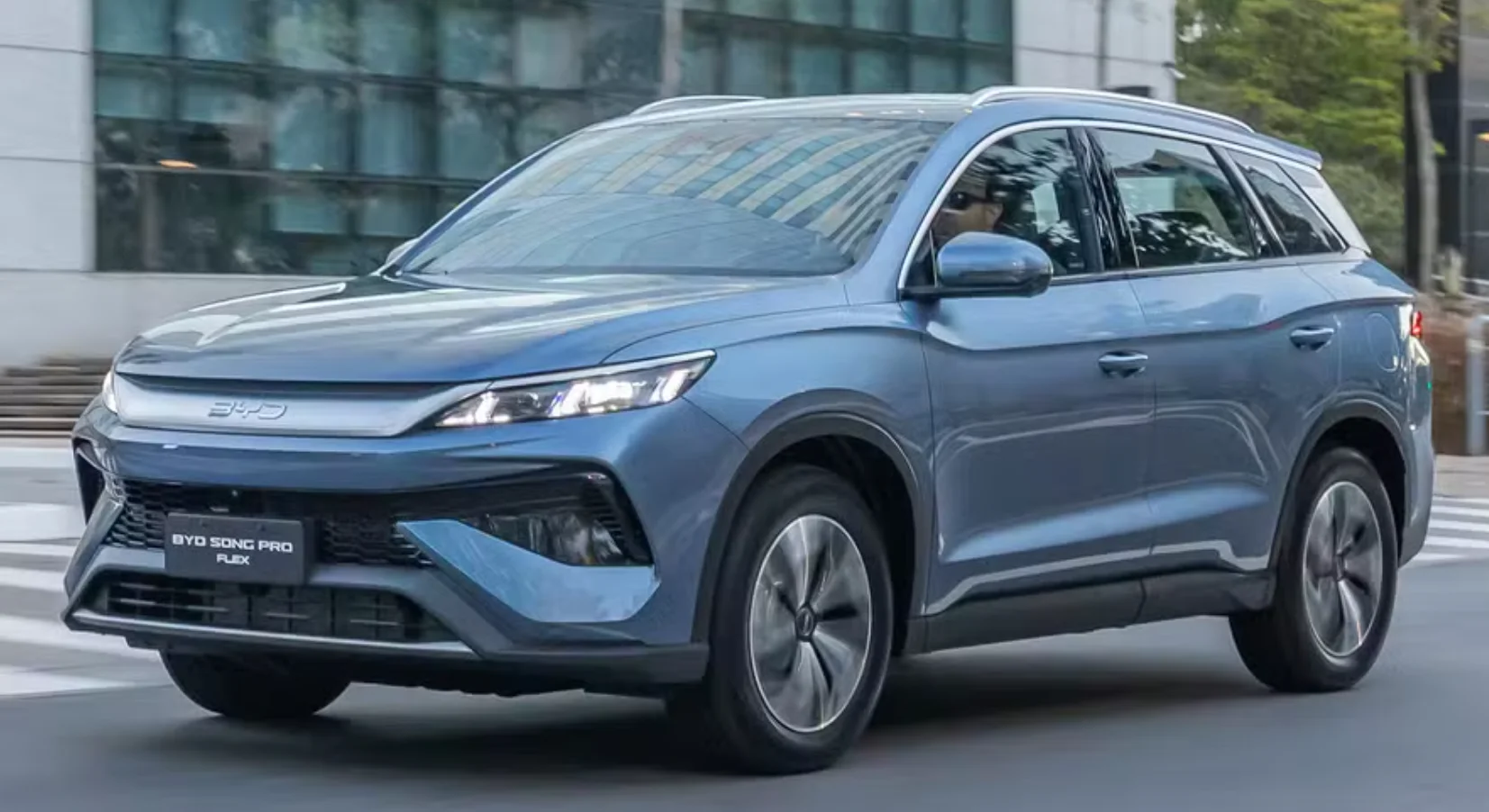 Mais do que preços "no chão": BYD oferece placas solares com novo Song Flex