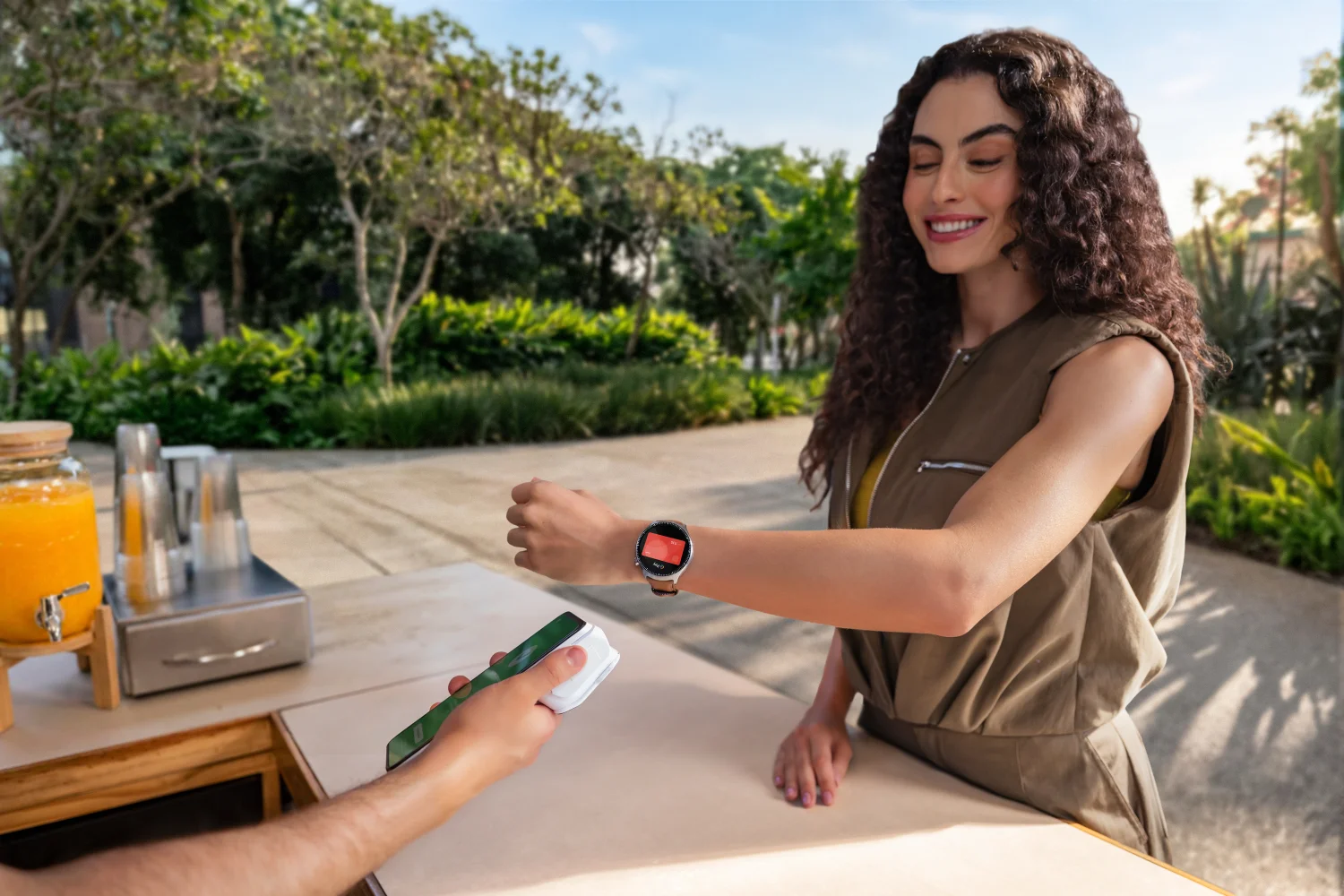 Motorola lança Moto Watch Ultra para desafiar Apple e Samsung no segmento “Ultra”