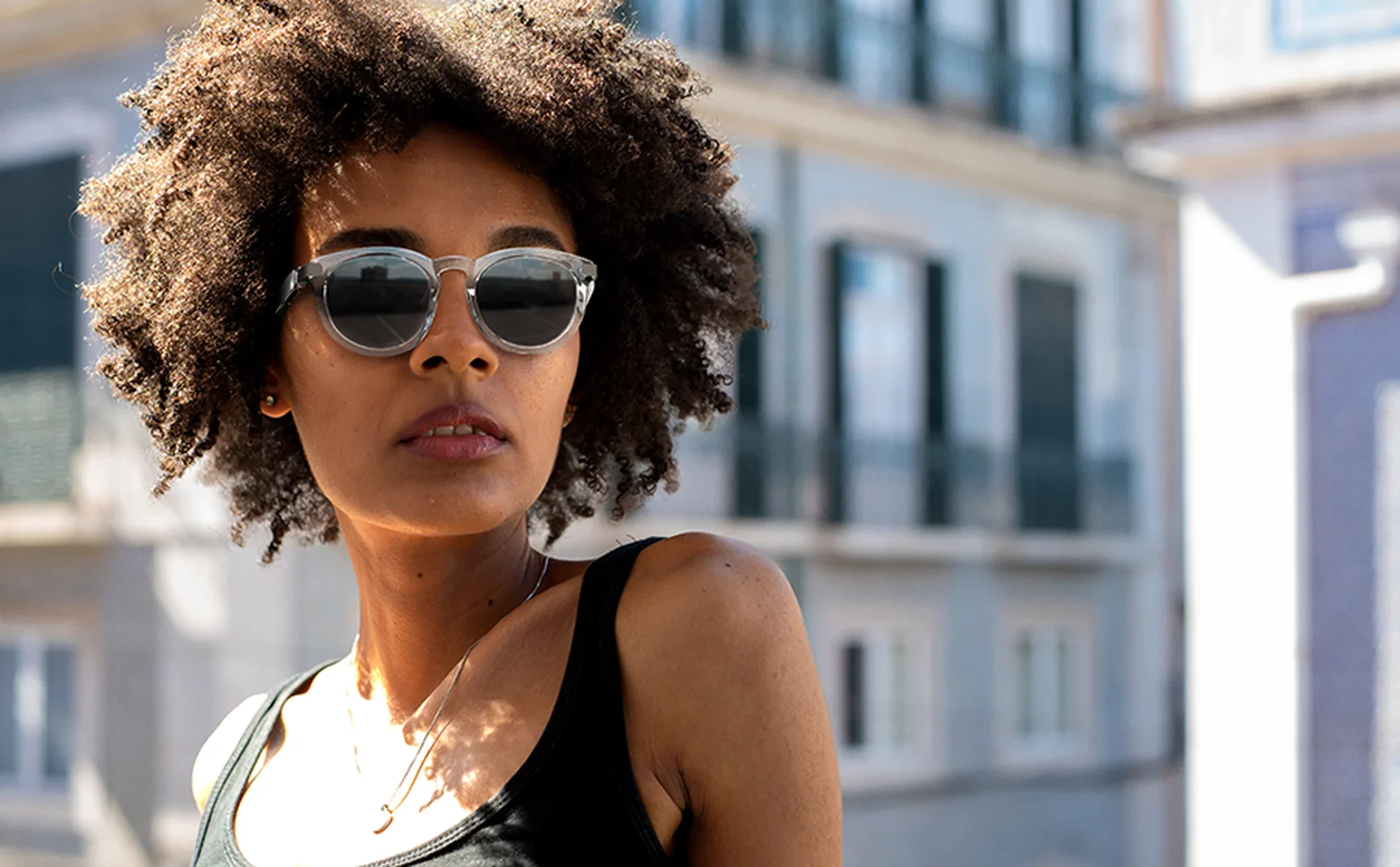Óculos da JBL que tocam música caem para R$ 337 com cupom