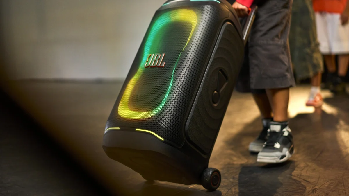 Nova JBL é tão grande que precisa de rodinhas: nova PartyBox 330 chega ao Brasil