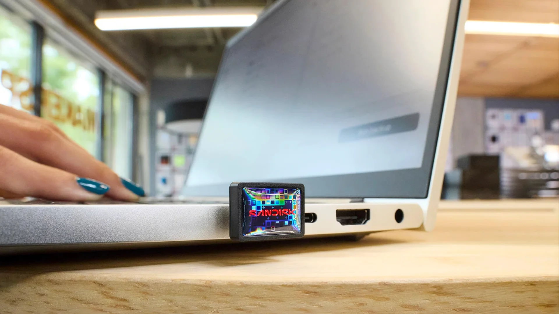 Menor pendrive do mundo tem mais armazenamento que um iPhone 17; conheça