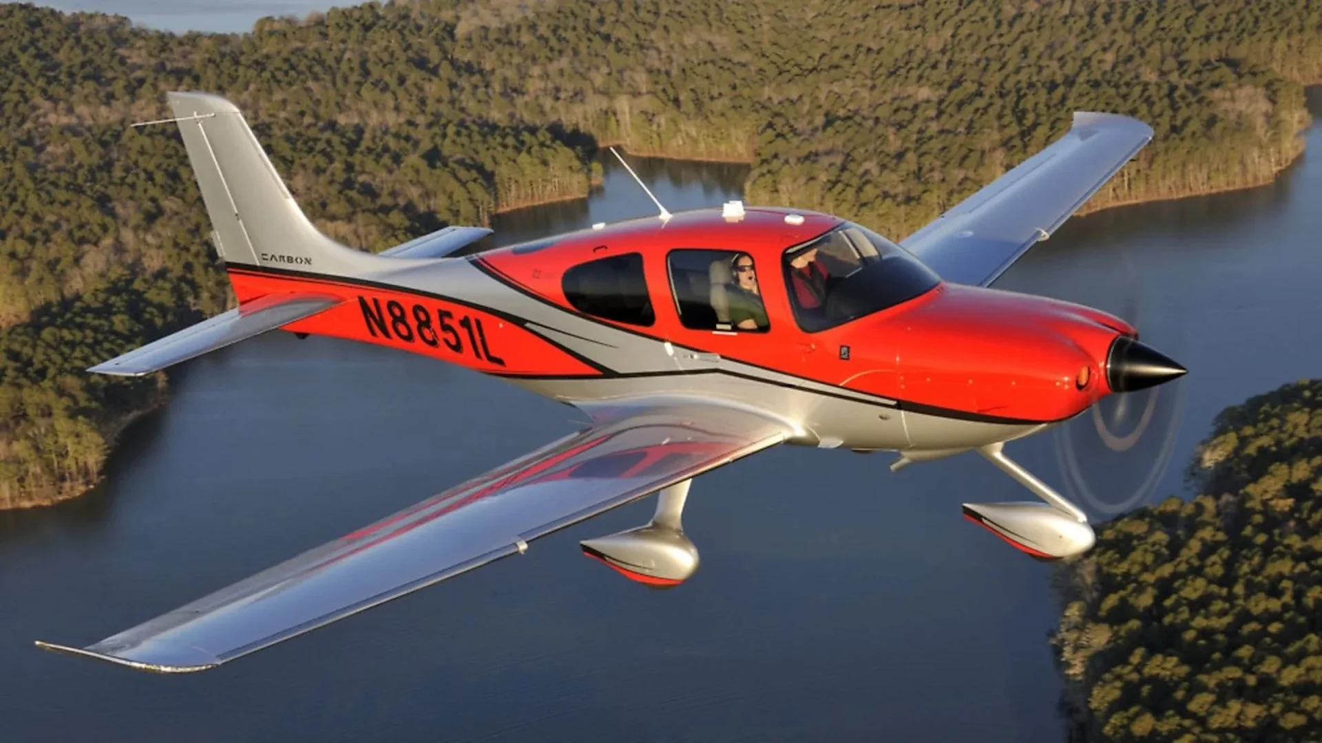 Avião cai e pega fogo em Minas Gerais, mas paraquedas salva piloto