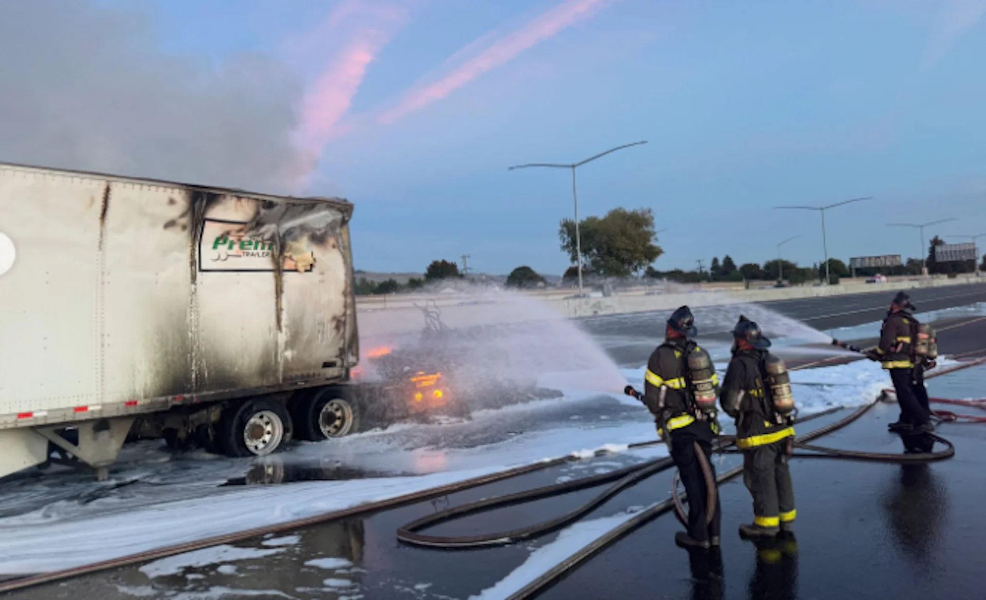 Caminhão elétrico da Tesla queima na I-880 e bloqueia rodovia em Hayward