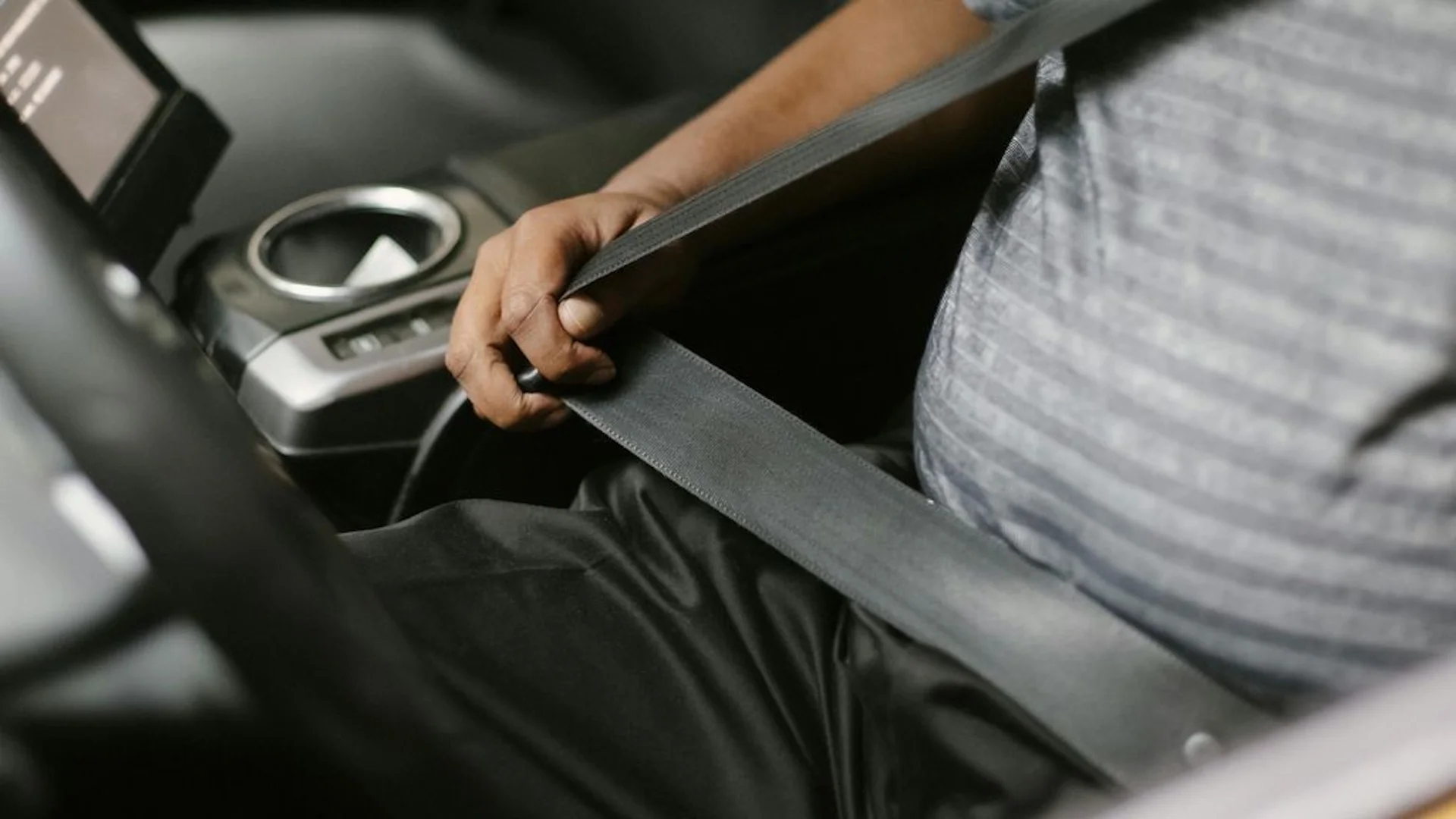 O que é o botão de plástico no cinto de segurança dos carros?