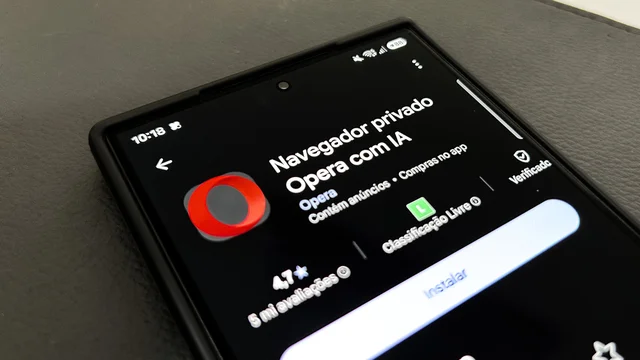 Celular com a página do aplicativo Opera na Play Store