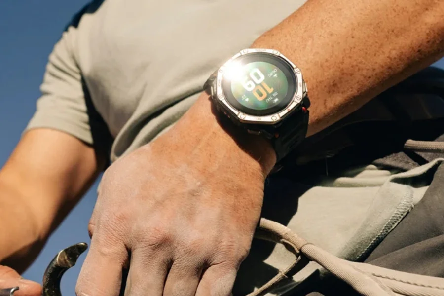 Smartwatch da Amazfit usa painéis solares para ficar até 25 dias longe da tomada