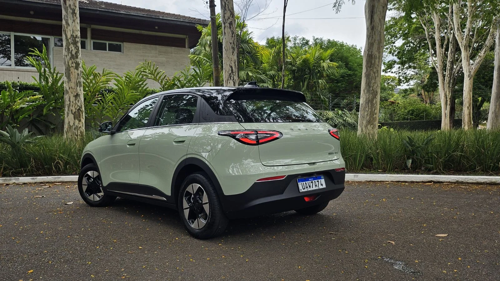Economia? Por que alguns carros chineses não têm limpador traseiro?