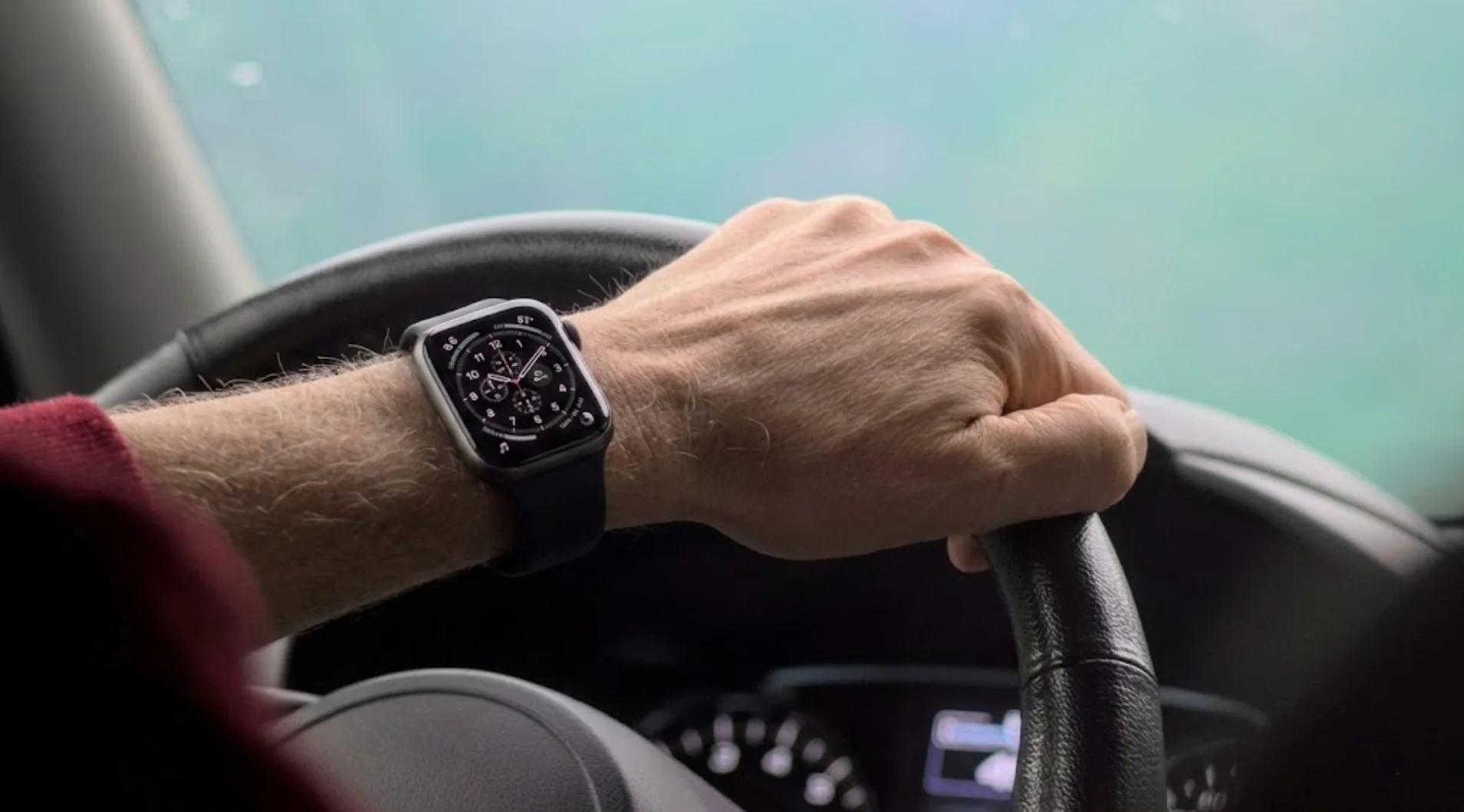 Responder mensagem pelo smartwatch ao volante dá multa? Veja o que diz a lei