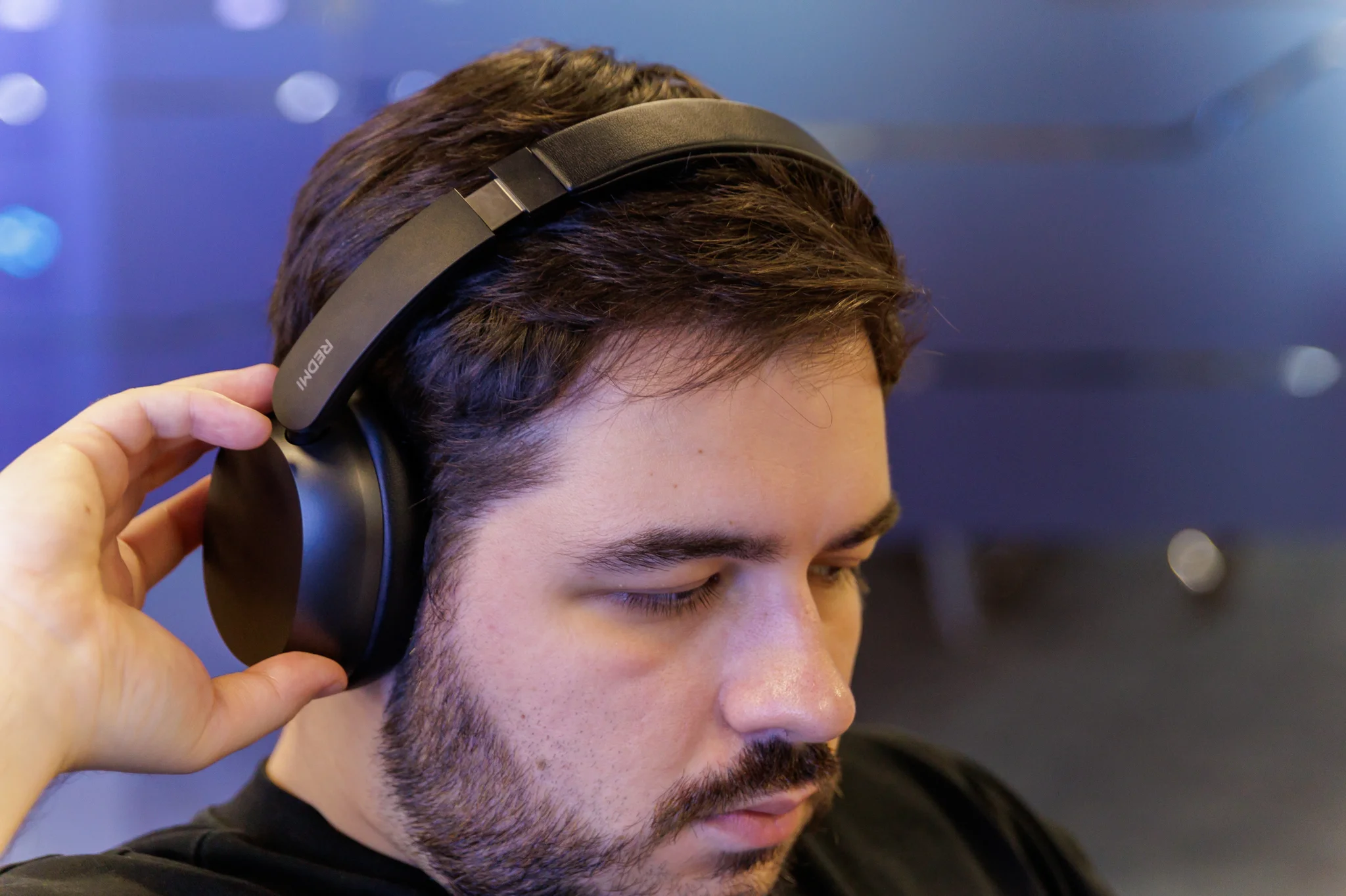 Fone com ANC pode prejudicar sua audição? Especialista responde