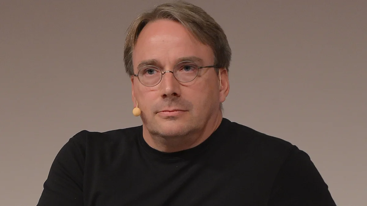 Criador do Linux recua em previsão sobre uso de IA e produtividade