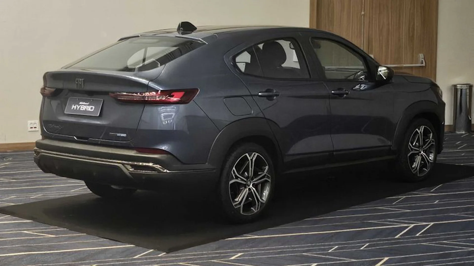 Fiat derrete preços de SUV híbrido em outubro; confira condições