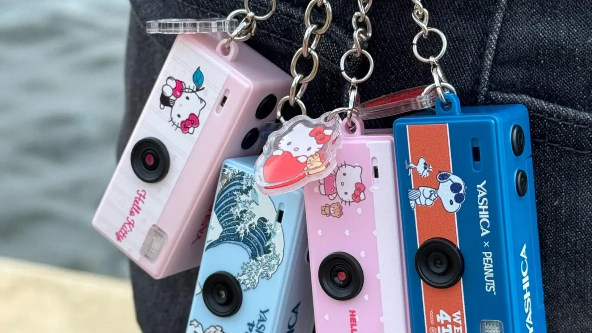 Câmera minúscula de 1 MP vira acessório com versões de Snoopy e Hello Kitty