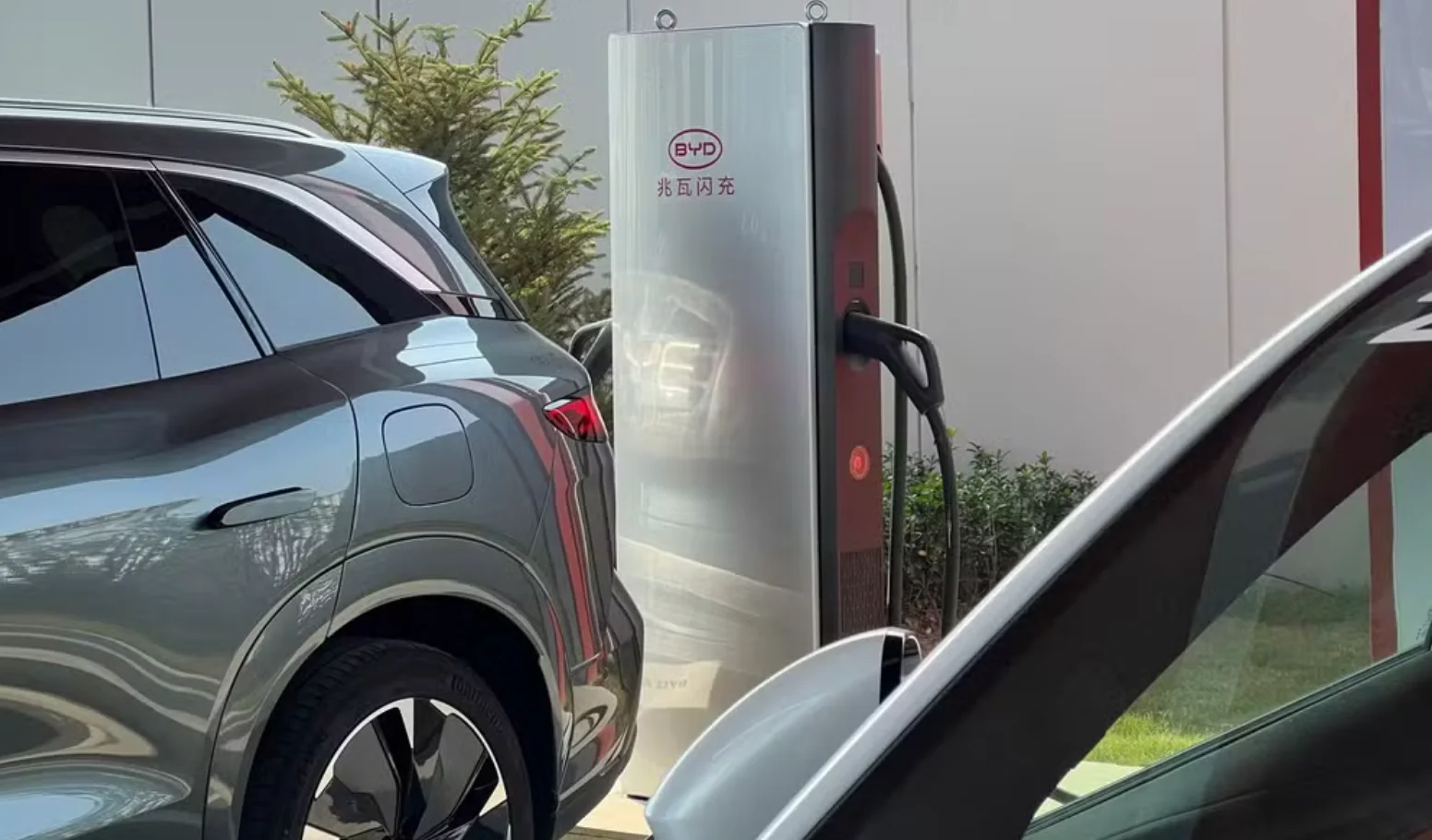 Geely "ganha" da BYD e lança o carregador de carros elétricos mais rápido de todos