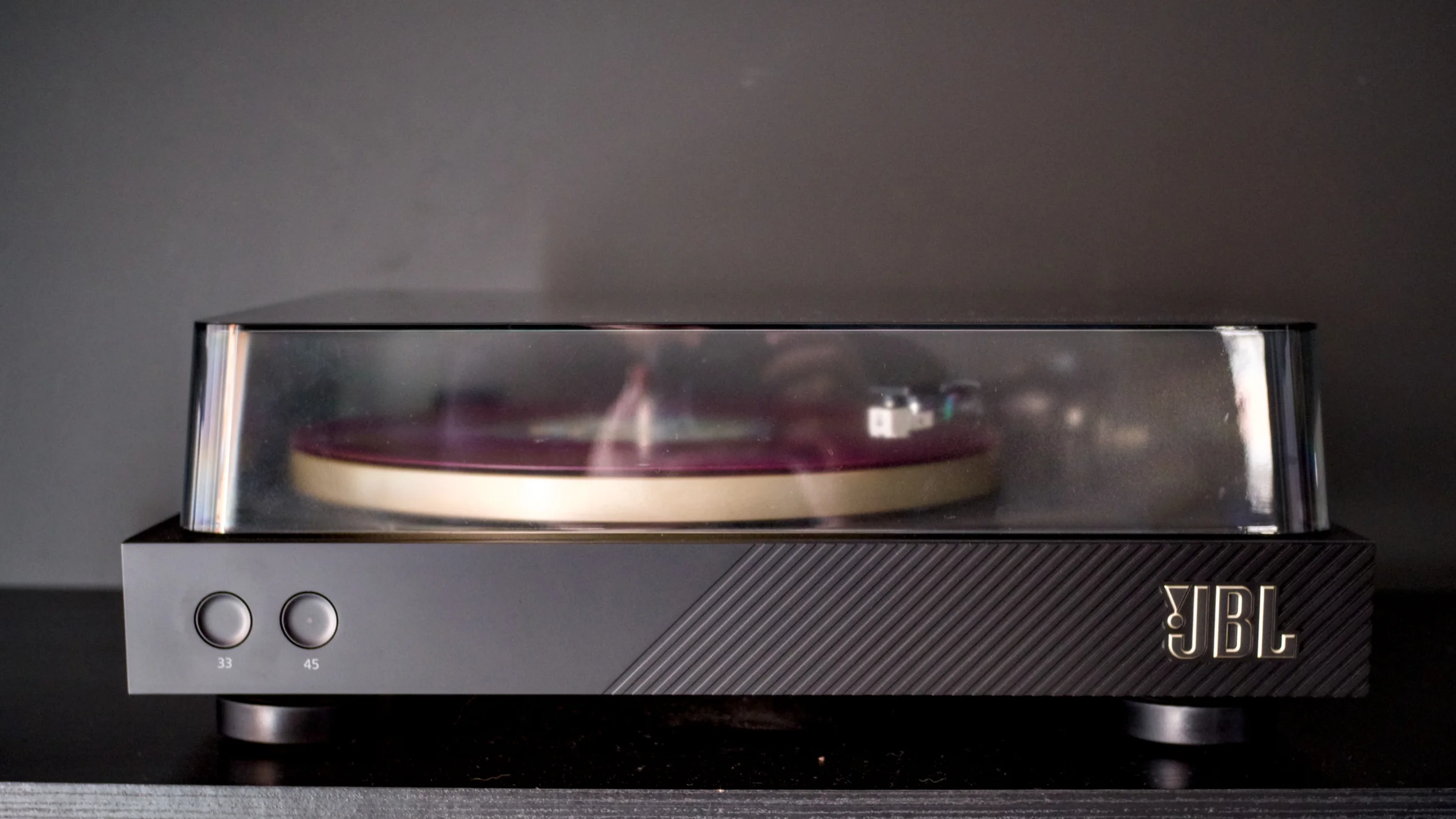 Vitrola de maleta é ruim mesmo? Comparei com toca-discos JBL e entendi o problema
