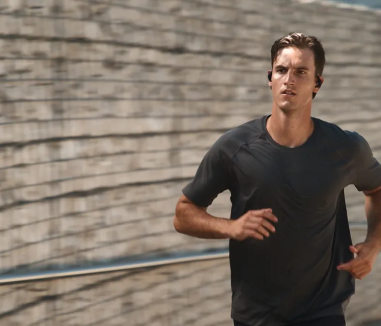03.JBL_Endurance_Pace_Lifestyle_Image_Black_thmb