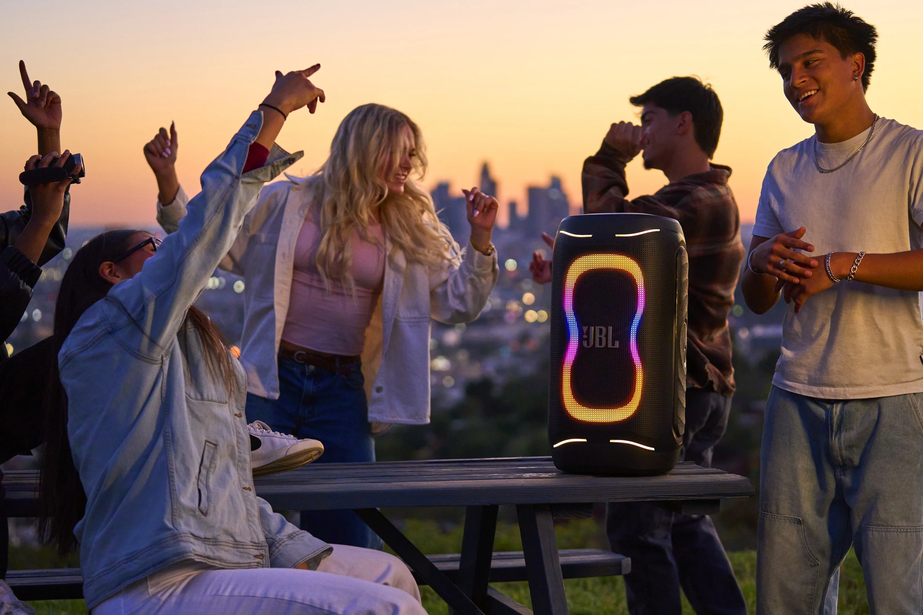 JBL gigante chega com bateria para 15 horas de música; 2 woofers e 2 tweeters