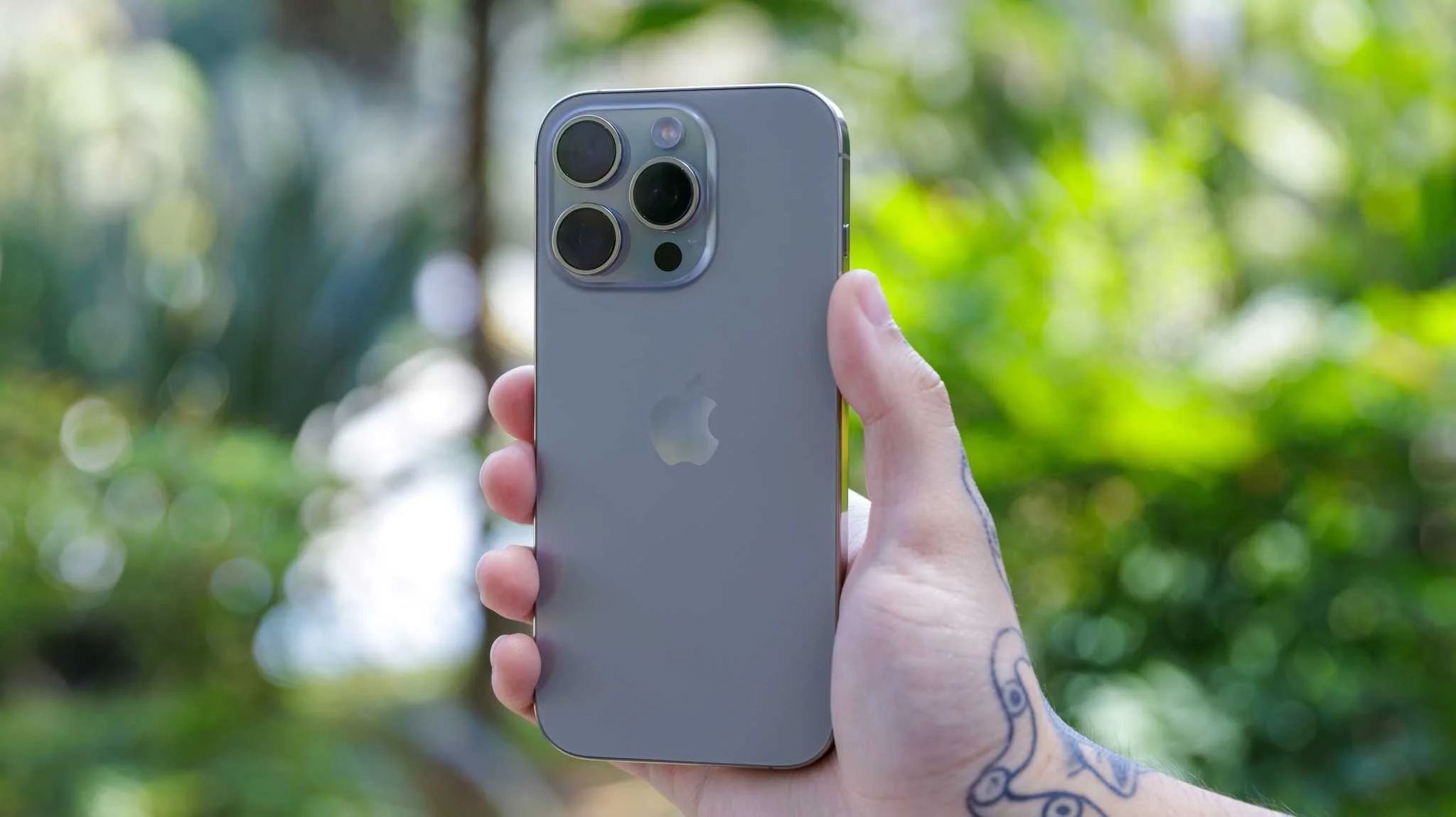 Apple iPhone 16 Pro Traseira