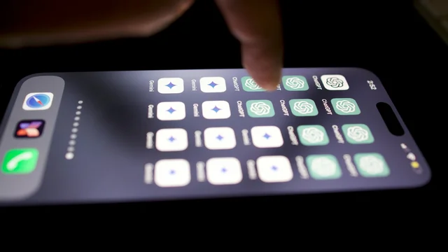 Vários ícones dos apps do Gemini e ChatGPT no celular