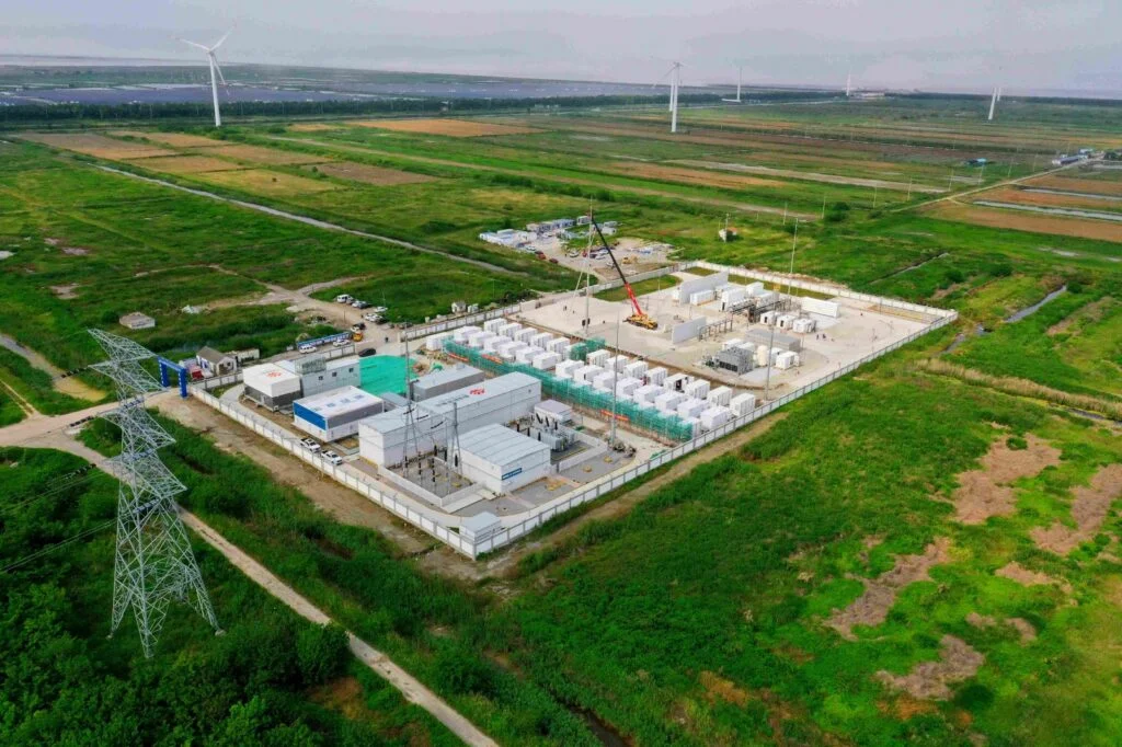 Nova usina solar com hidrogênio chinesa "ligaria" capital brasileira por 37 dias