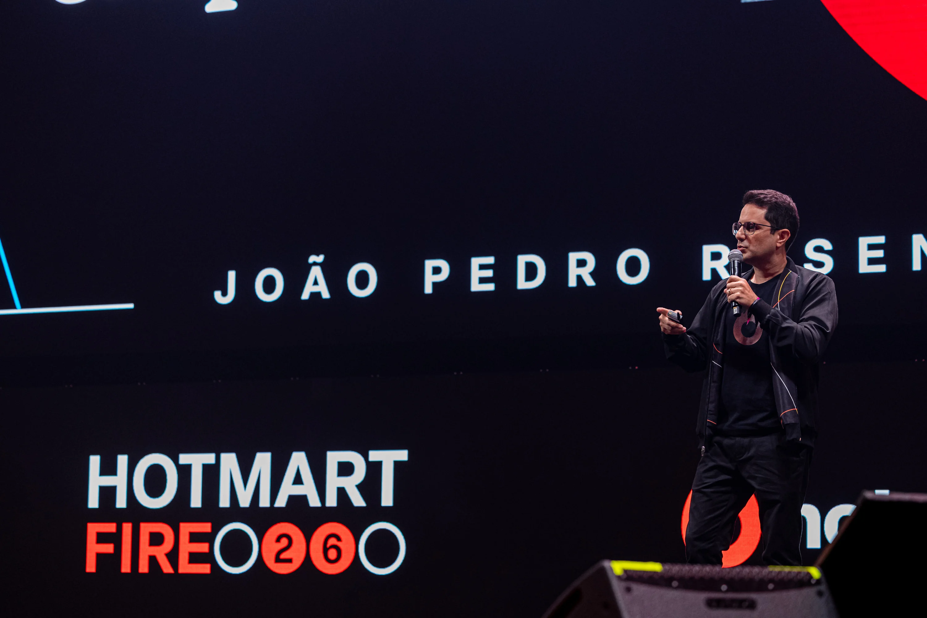 Jo&atilde;o Pedro Resende no palco do Hotmart Fire 2026