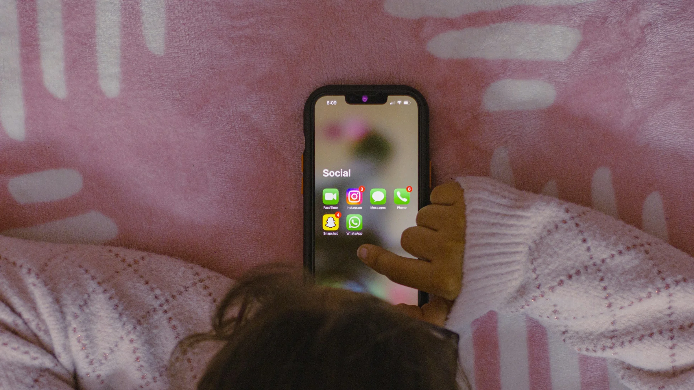 Imagens de abuso infantil criadas por IA explodem e faz autoridades alertarem famílias