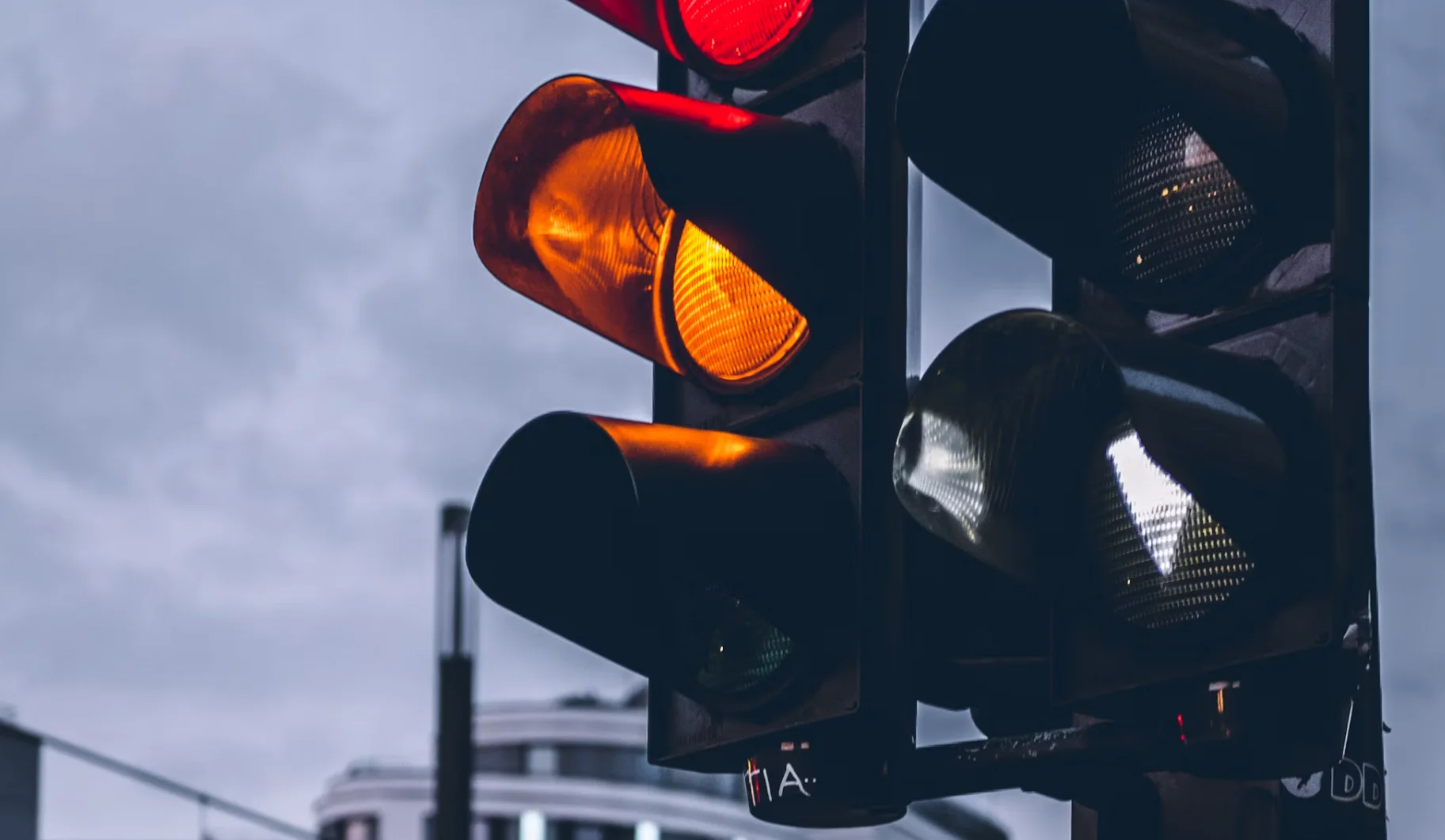 Adeus às multas injustas? Semáforos com radar podem ser obrigados a ter contagem regressiva