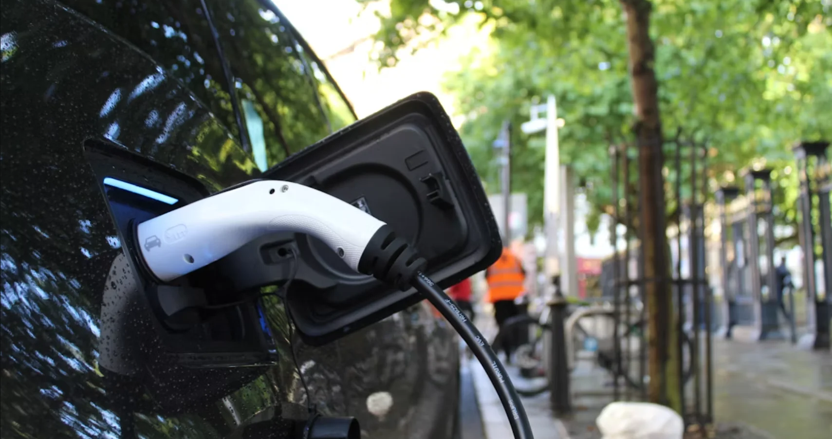 Vendas de carros elétricos e híbridos batem recorde histórico no Brasil