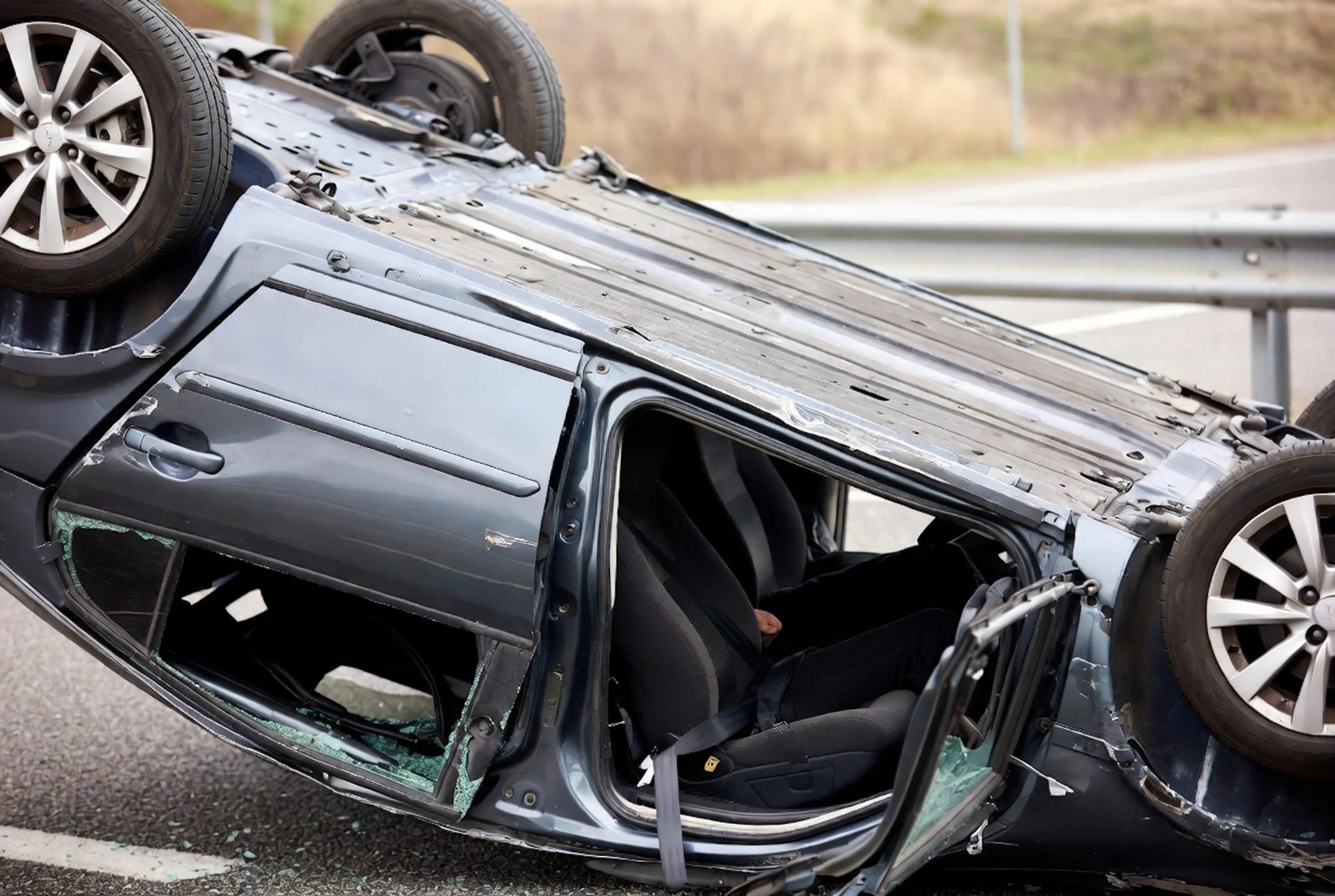 Capotou o carro? Manter o cinto de segurança pode salvar sua vida