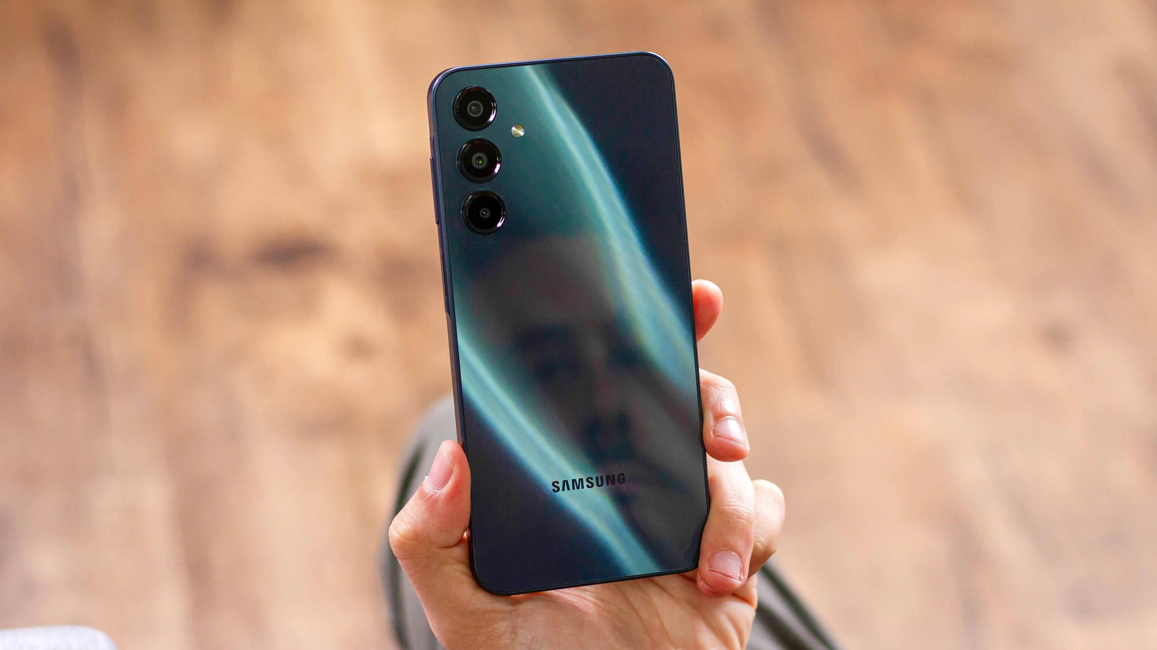 Galaxy A36 vs A16 5G: qual celular acessível da Samsung vai durar mais?