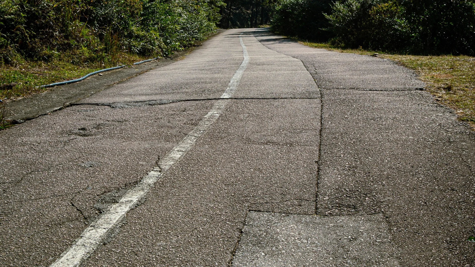 Estrada rua asfalto buraco