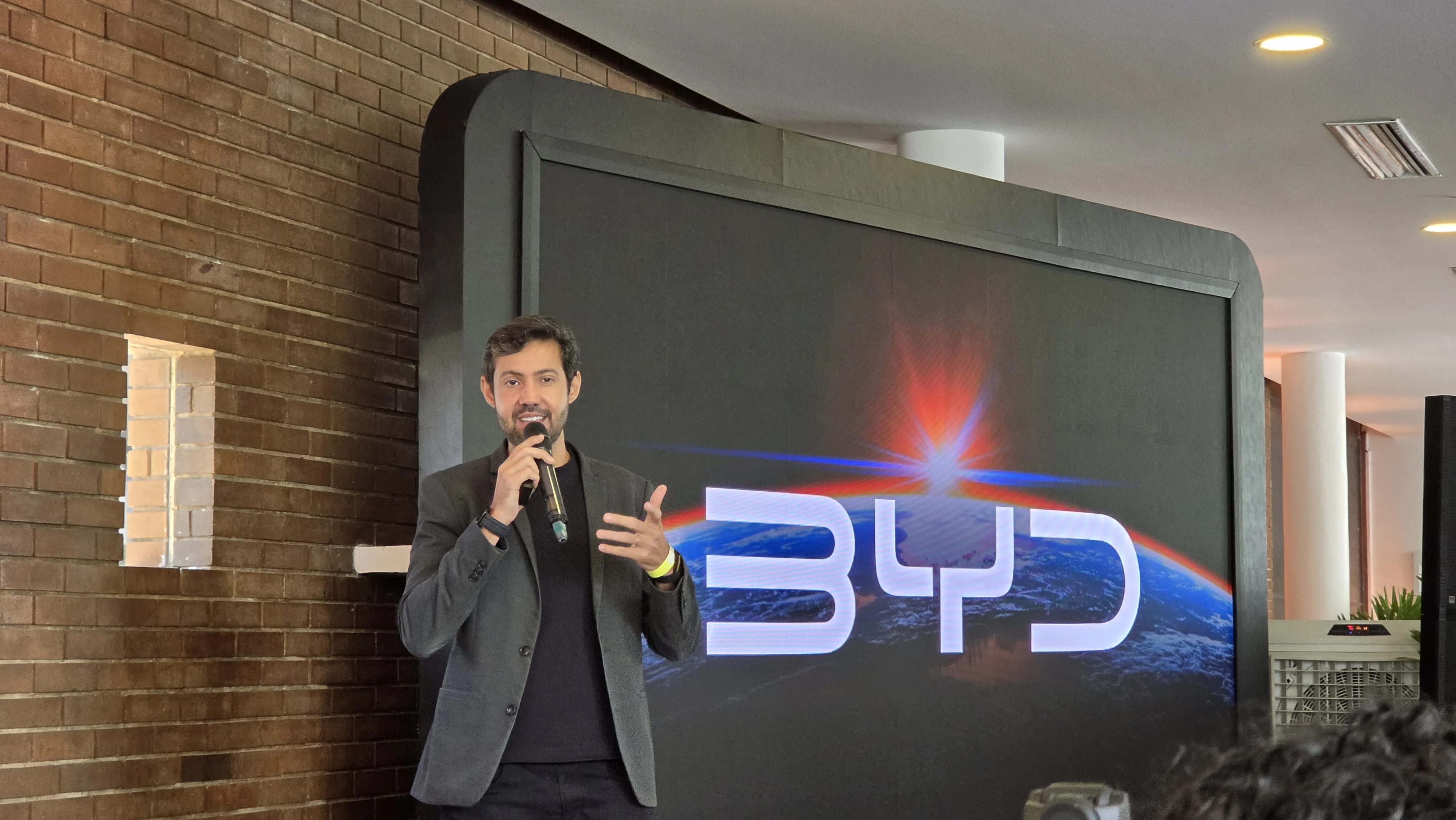 99 chega a 100 mil carros elétricos e aposta em eletrificação com BYD