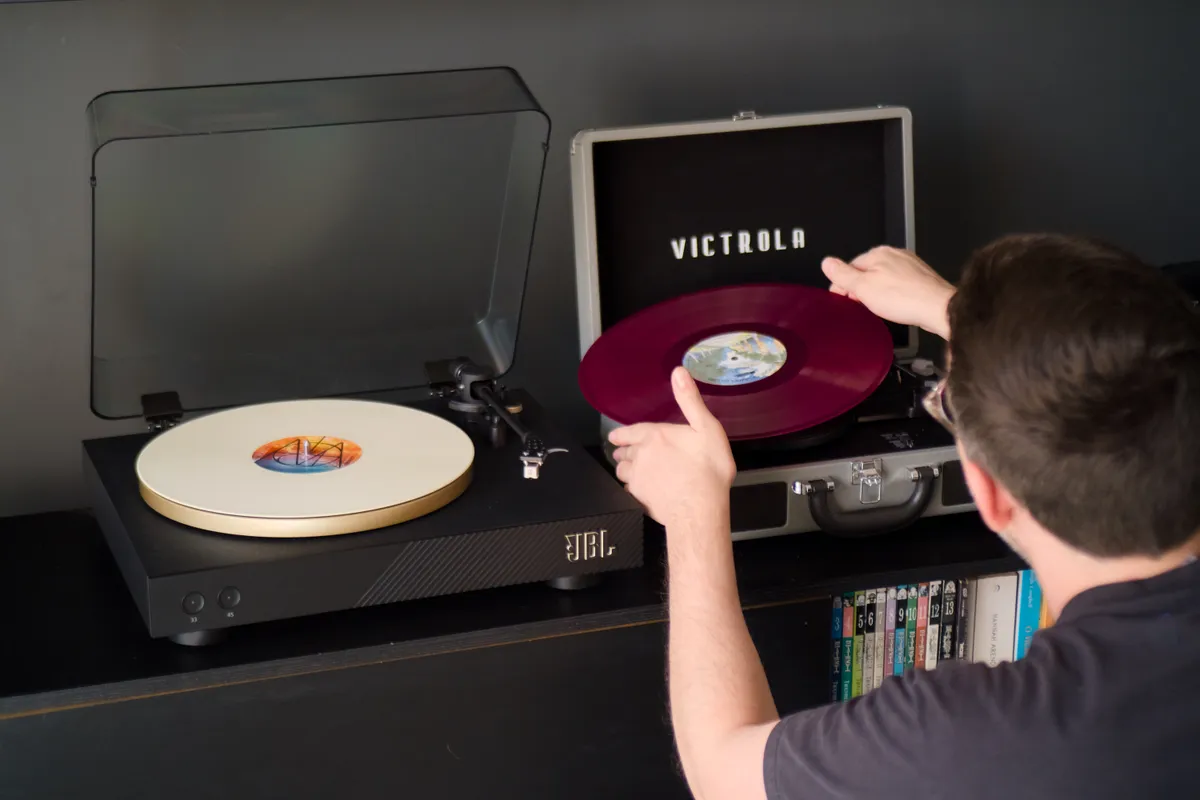 Toca discos de vinil - JBL Spinner x Victrola de Maleta