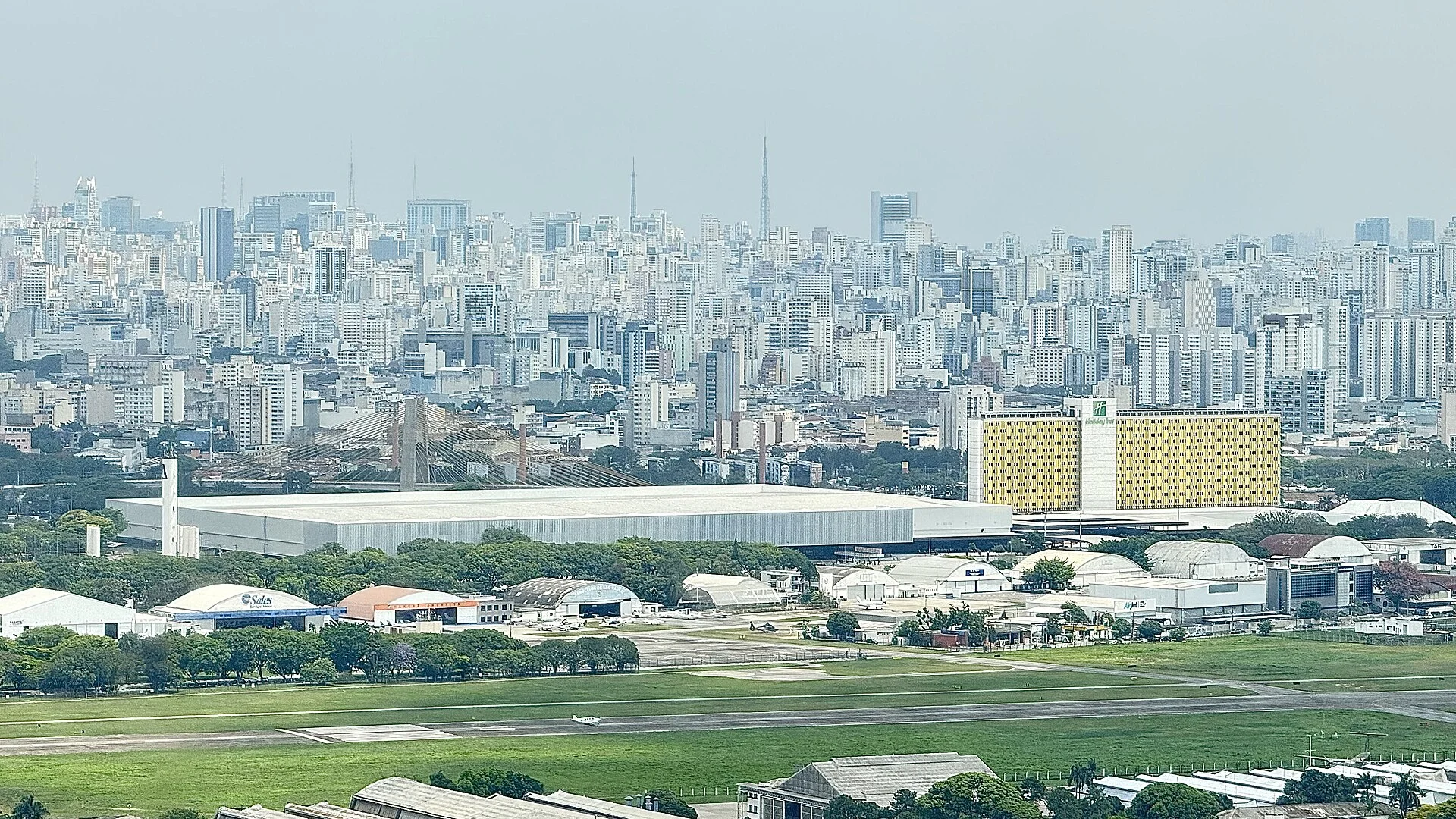 Fim do trabalho manual? Câmeras com IA assumem controle operacional em aeroportos brasileiros