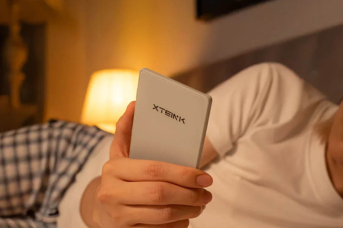 “Mini Kindle” que gruda no iPhone tem ajuste de brilho e cor; veja preço