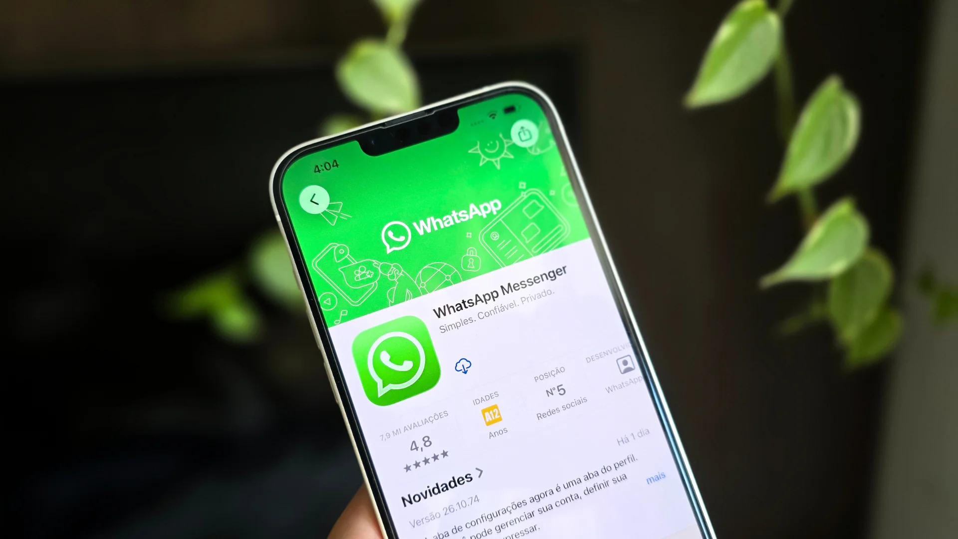 Nova versão do WhatsApp atualiza botões e player de vídeo com Liquid Glass