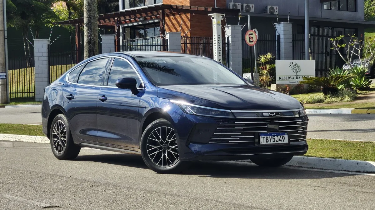 BYD derrete preços e vende King pelo valor do Geely EX2 em setembro