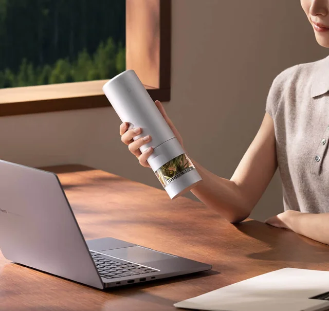 Garrafa da Xiaomi prepara chá sozinha ao ser virada de cabeça para baixo; veja