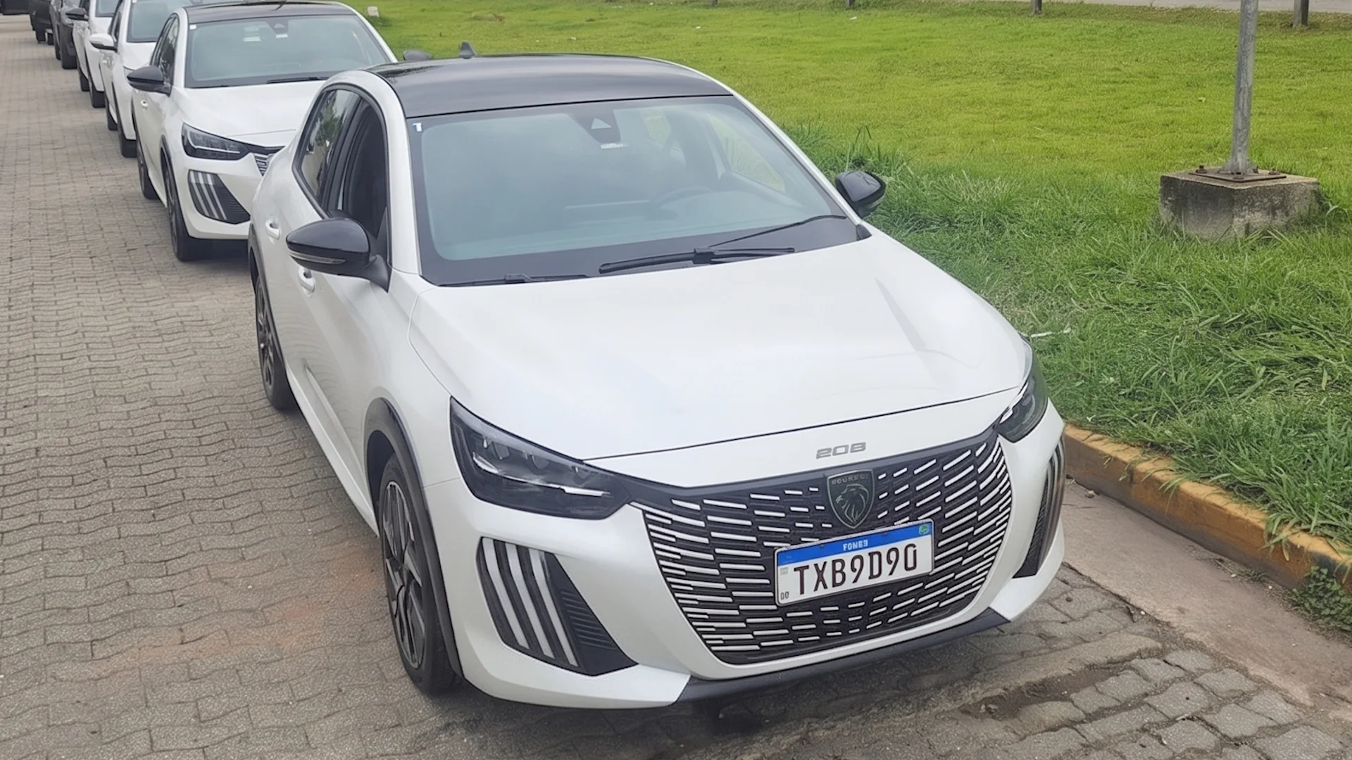 Peugeot volta atrás em decisão de eletrificar 100% dos carros até 2030