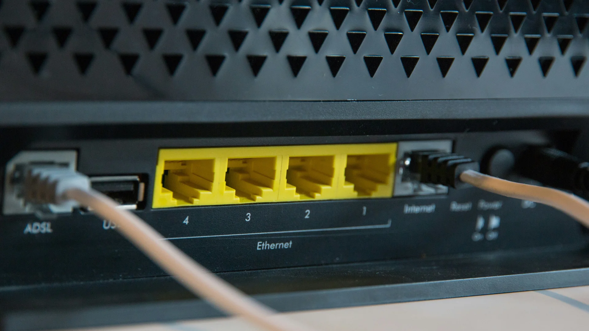 parte de tr&aacute;s de um roteador wifi