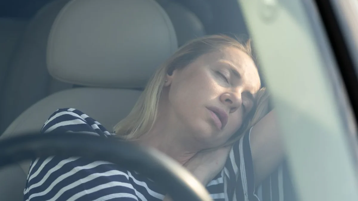 Dormir ao volante: como a exaustão afeta o cérebro do mesmo jeito que a embriaguez