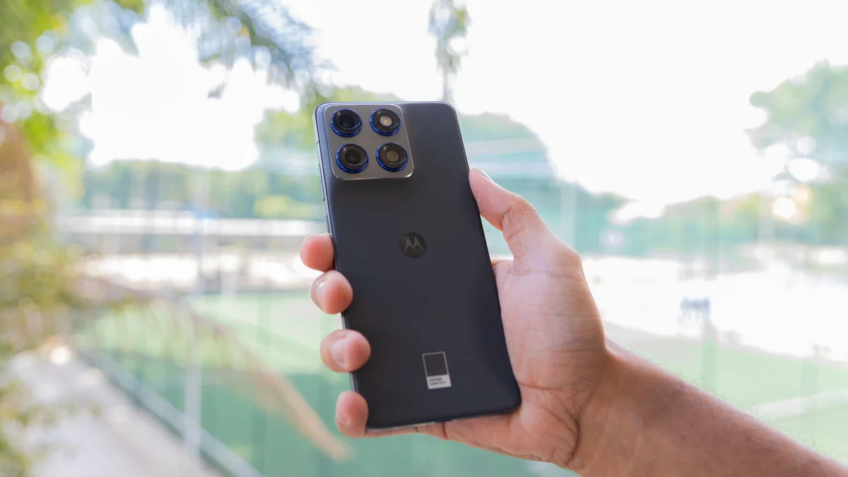 Celular ultrafino da Motorola despenca para R$ 2.429 com cupom