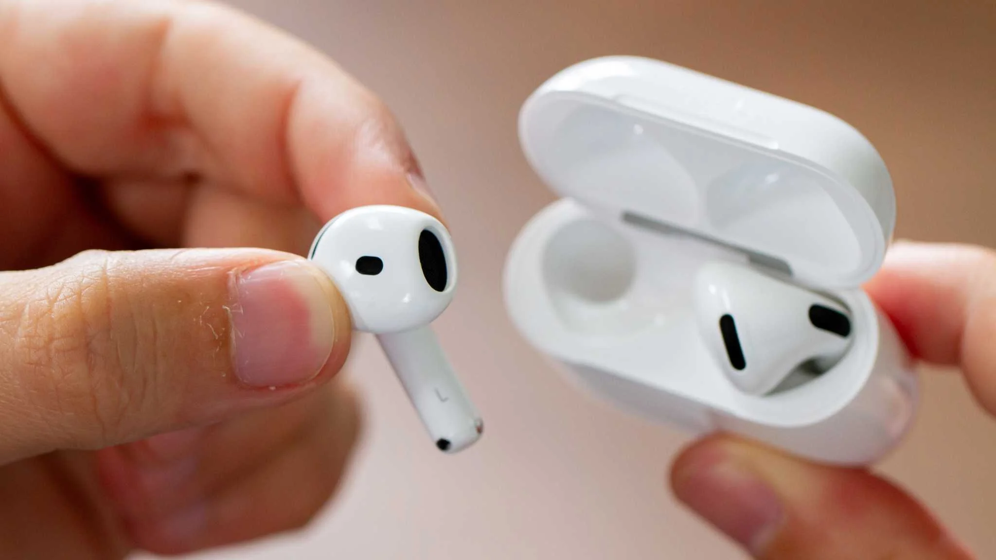 Amazon faz queima de AirPods 4: fone da Apple aparece com parcela de R$ 94