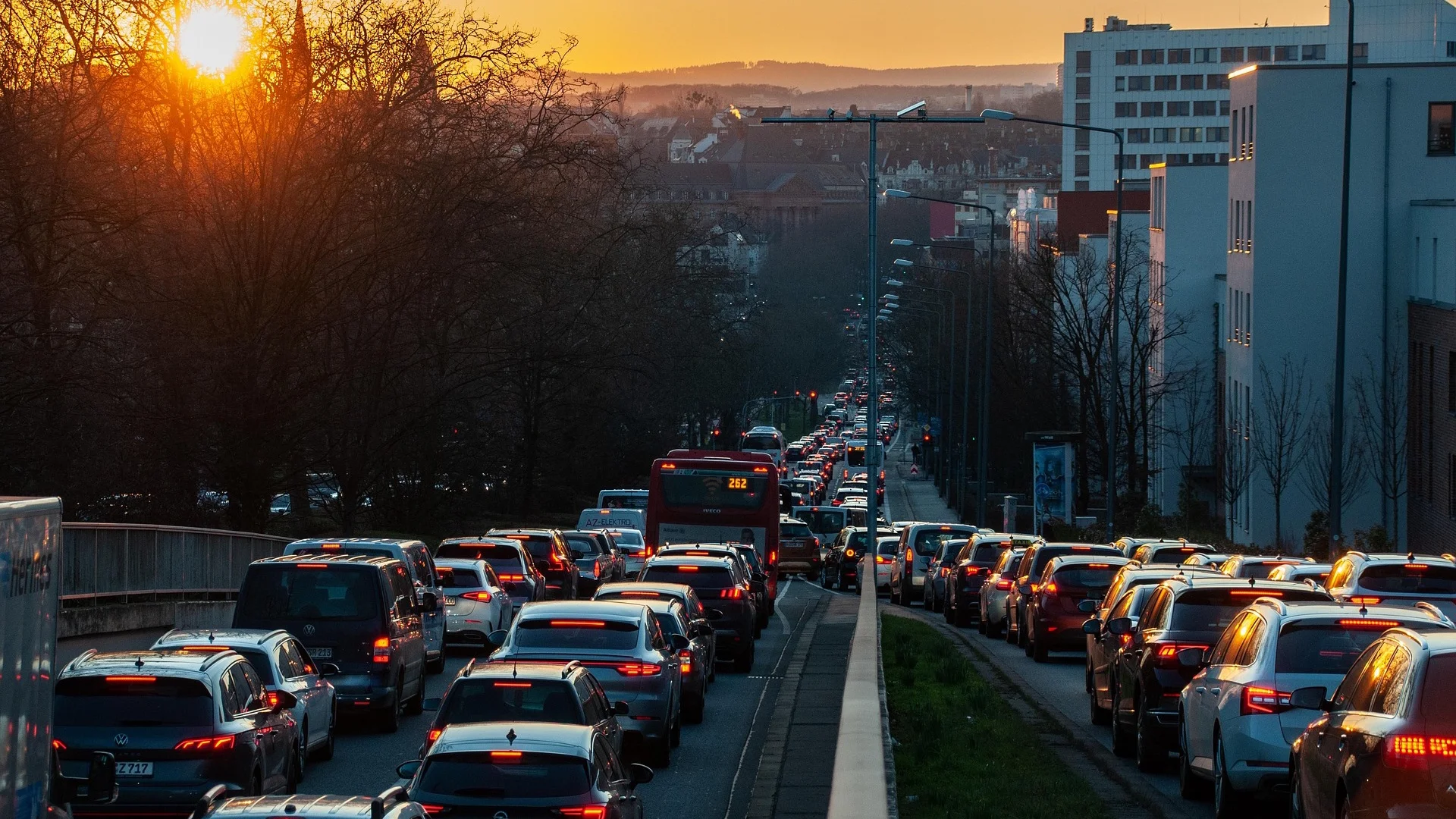 A Revolução Silenciosa: Como Carros Elétricos Transformam a Paisagem Sonora das Cidades