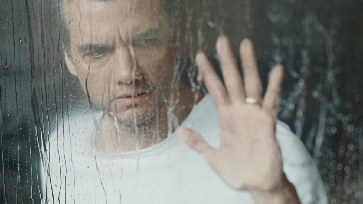 Wagner Moura é refém da própria casa no novo thriller da Netflix em agosto