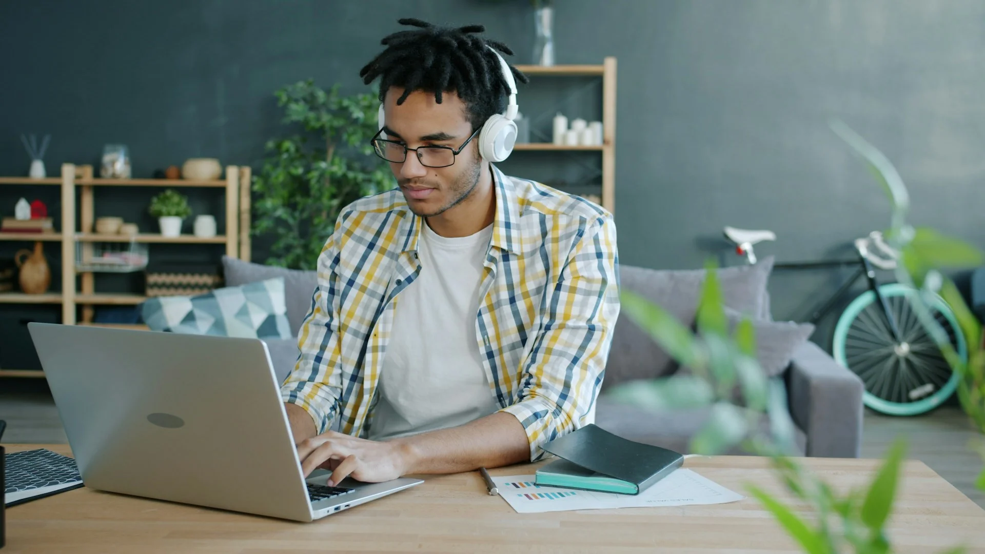 Com prompt invisível, professor desmascara 32 alunos usando IA em prova