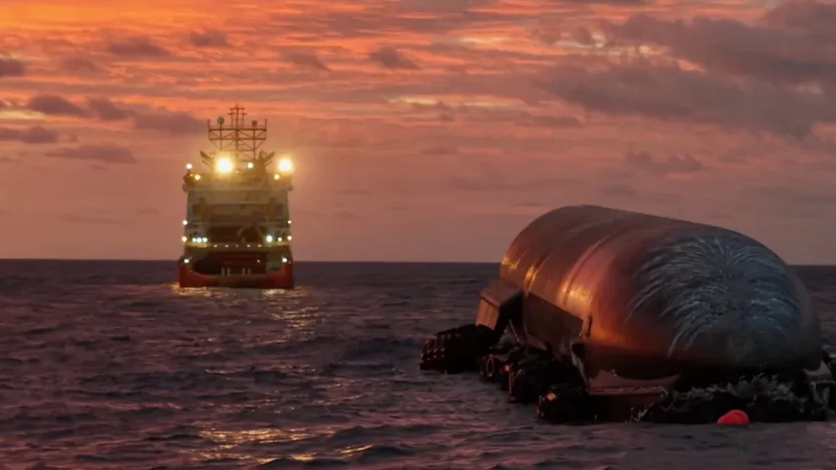 SpaceX tenta resgatar maior foguete do mundo após pouso histórico no oceano