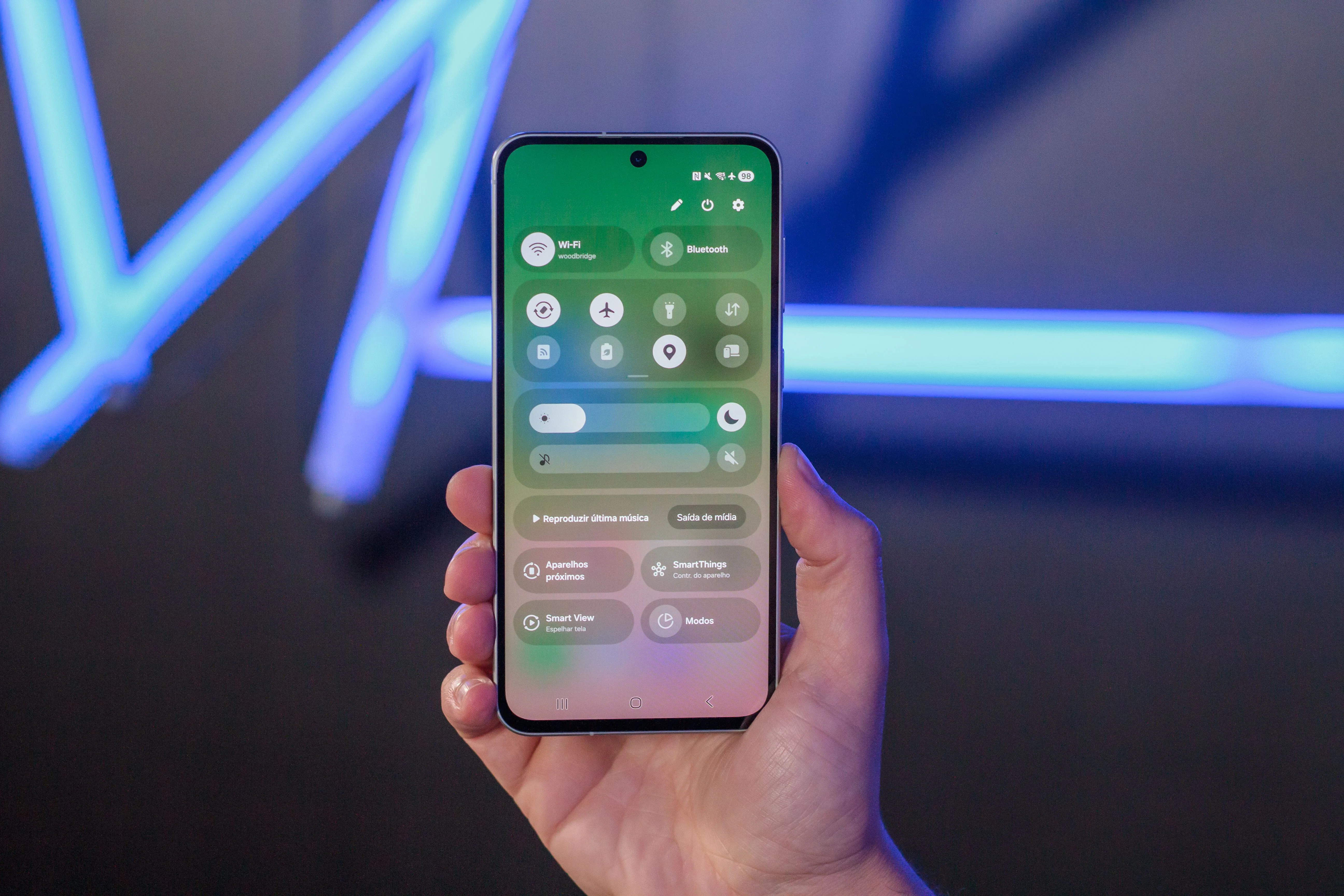 Contexto: Celulares baratos devem abandonar telas LCD em 2027; entenda a migração