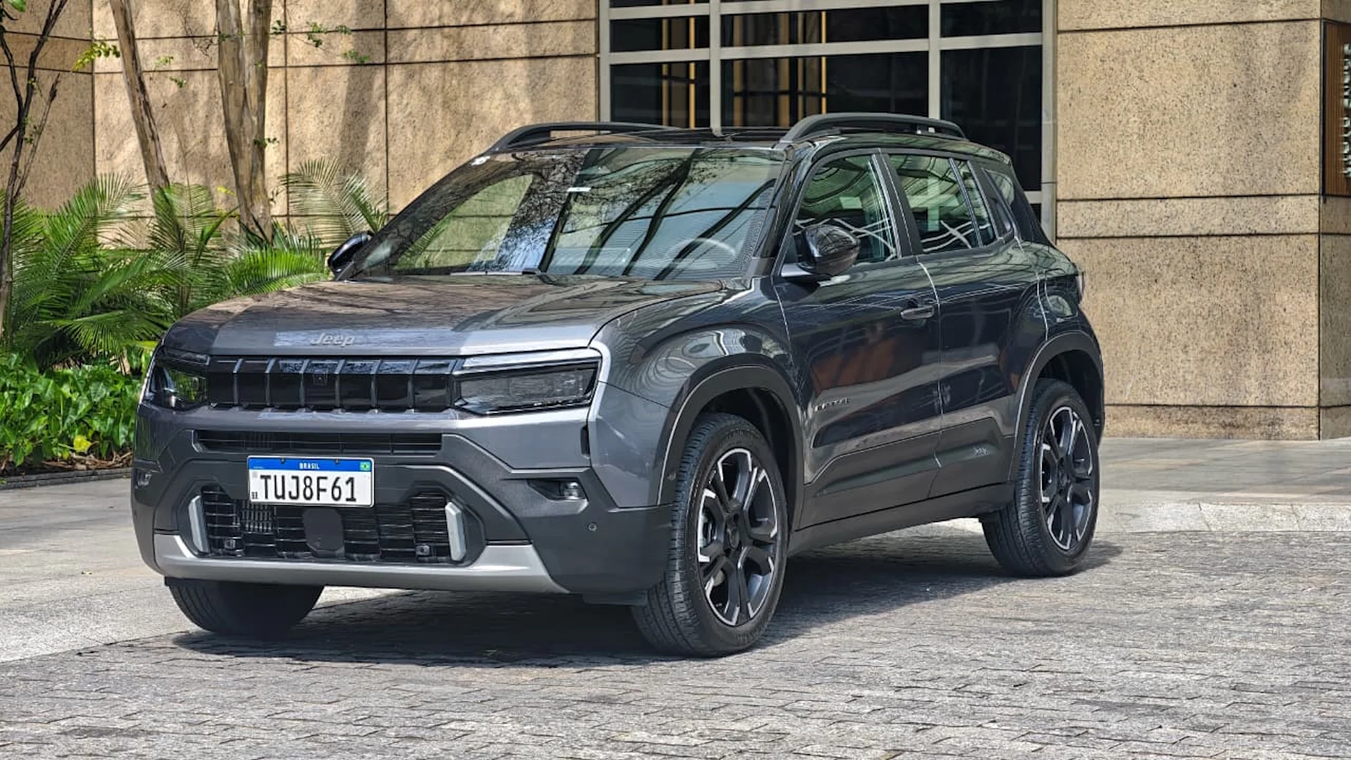 Jeep Avenger chega ao Brasil “no precinho” para encarar as chinesas