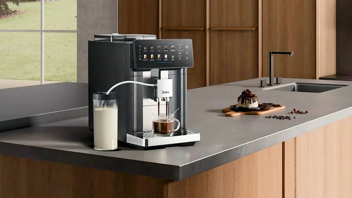 Cafeteira Midea mói grãos na hora e prepara 8 receitas automaticamente