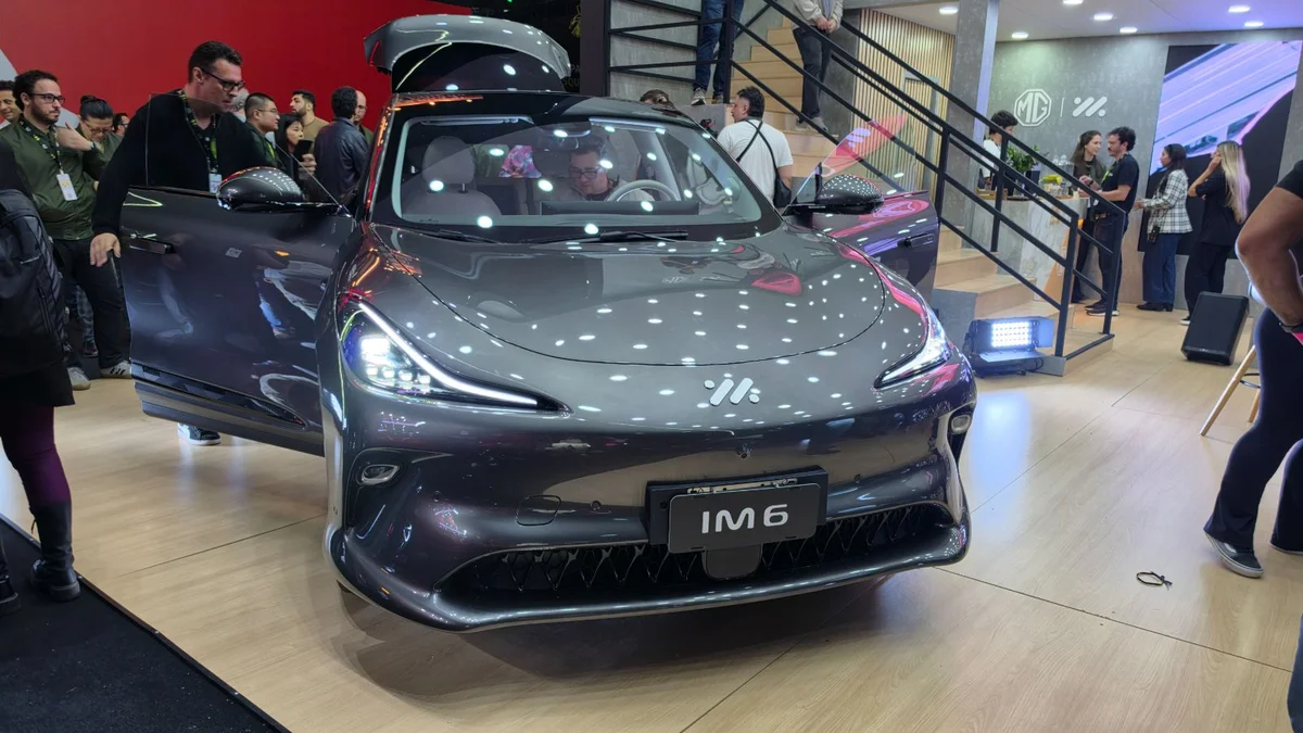Divisão de luxo da MG chega ao Brasil com SUV cupê elétrico inédito